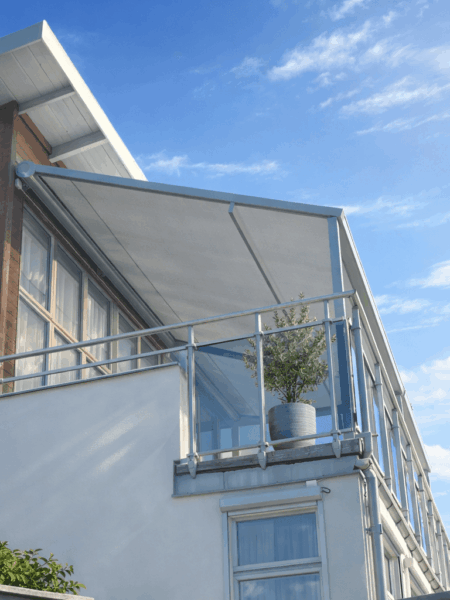 Pergola grå på balkong och olivträd