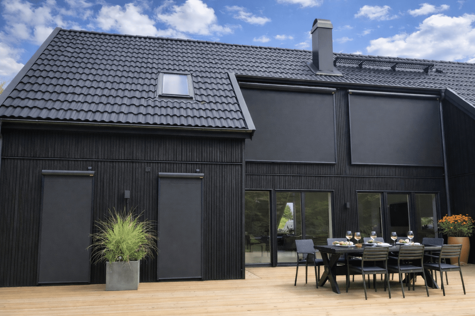 Svart zip 100 på svart hus och fin altan