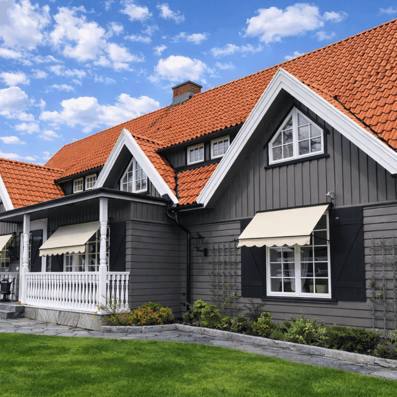 beige markis Optima på svart_grått hus